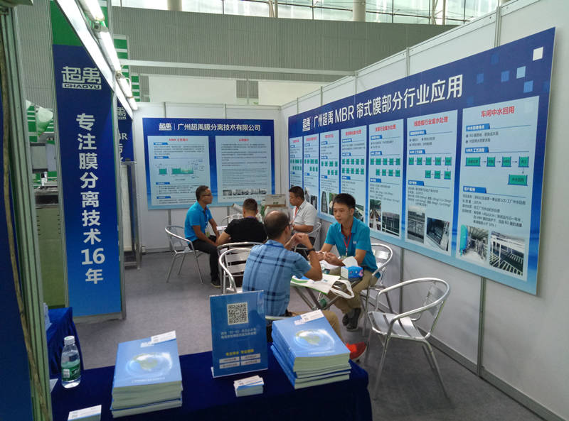 展会现场客户咨询洽谈中